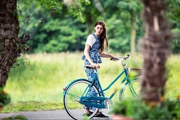 Vrouw met fiets